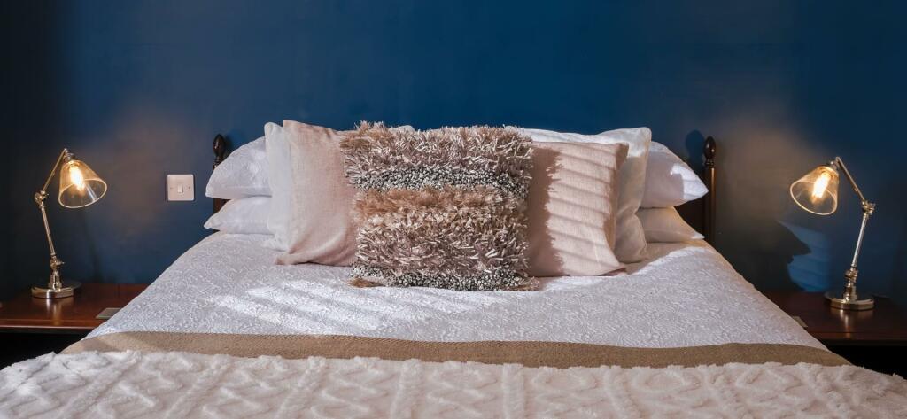 r4_bed_wide.jpg