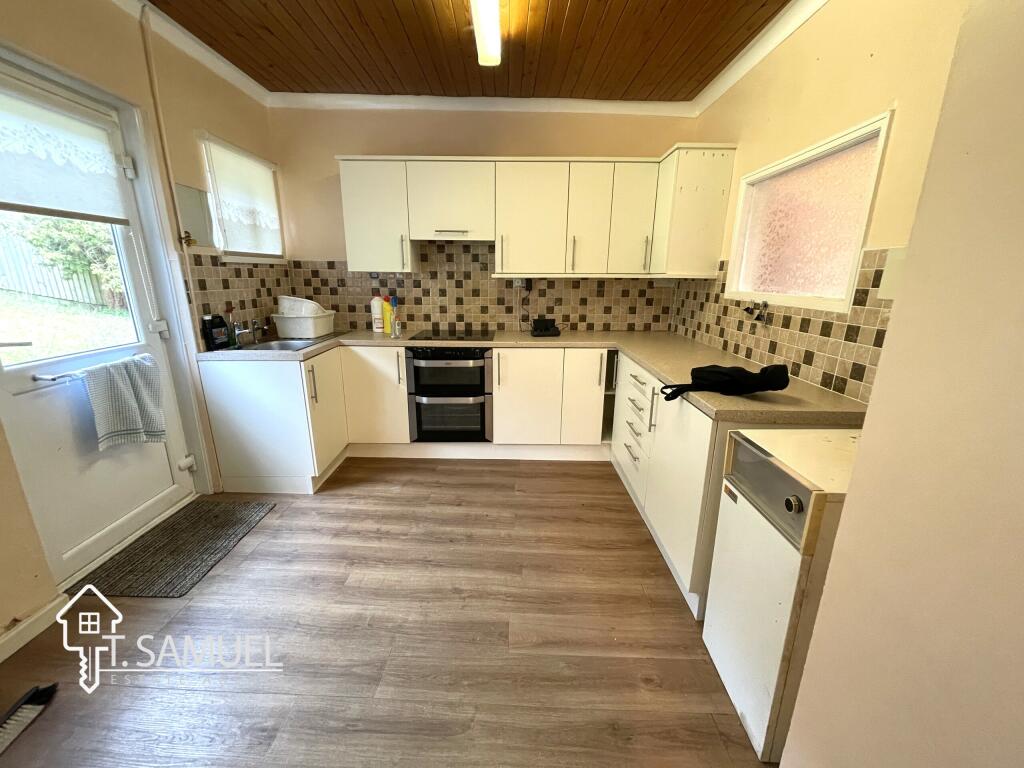 Kitchen 1.JPG