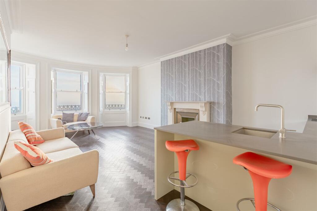 Lounge/Kitchen