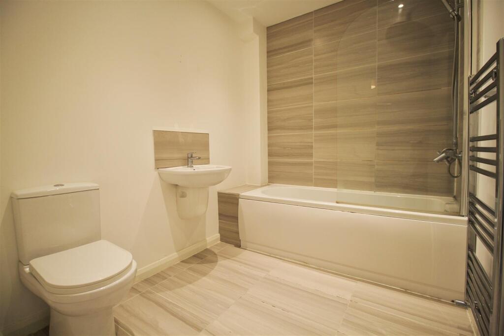 Family Bathroom (2).jpg