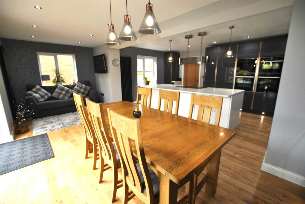 OPEN PLAN FAMILY KITCHEN/DINER