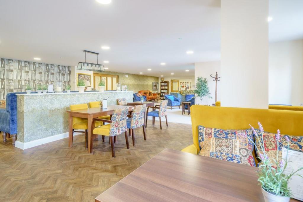 8504812_INTERIOR_04 (Medium).jpg