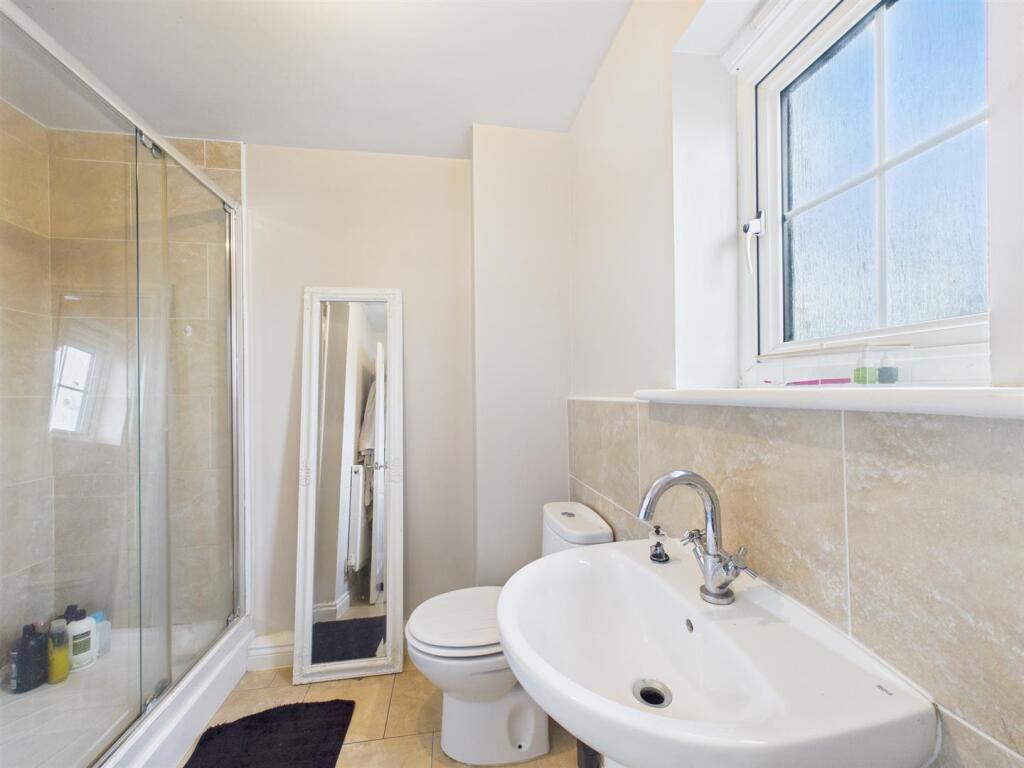 EN-SUITE SHOWER ROOM