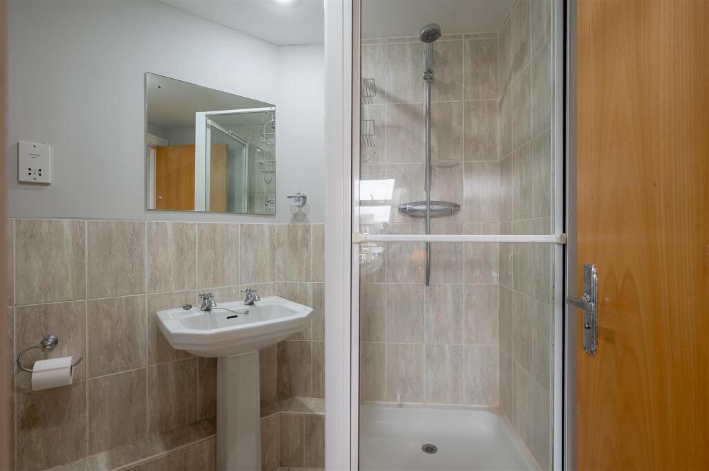 EN-SUITE SHOWER ROOM