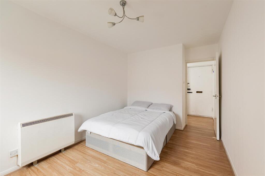 Gordon Road, E18