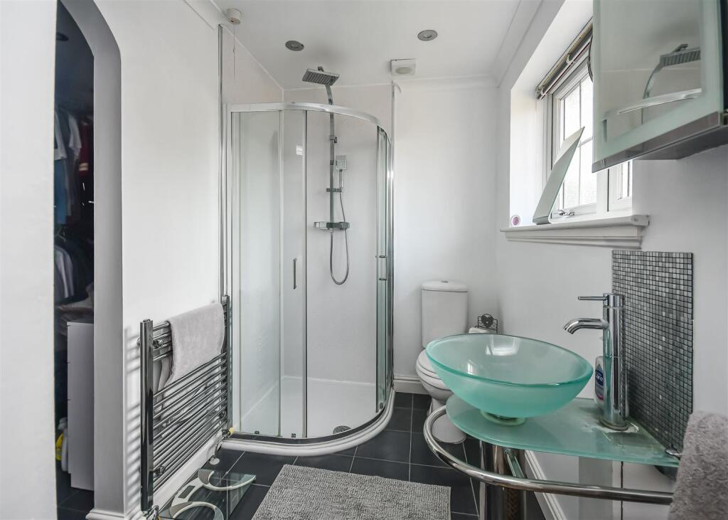 11 Penleigh Gardens-En Suite.jpg