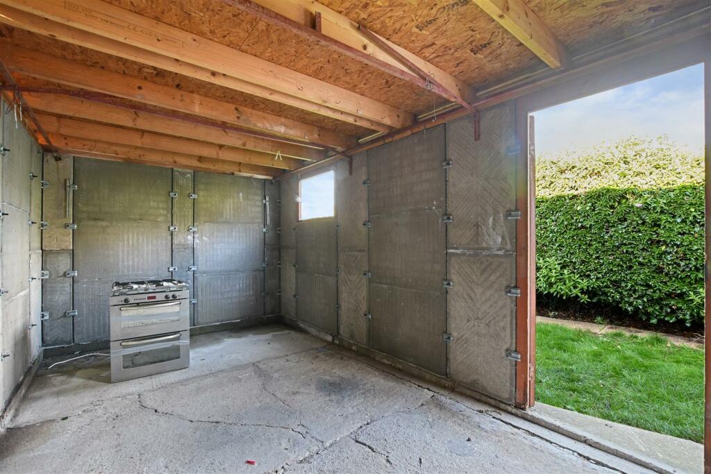 12-e582GCWT - 208 Portland Crescent - Garage -Orig