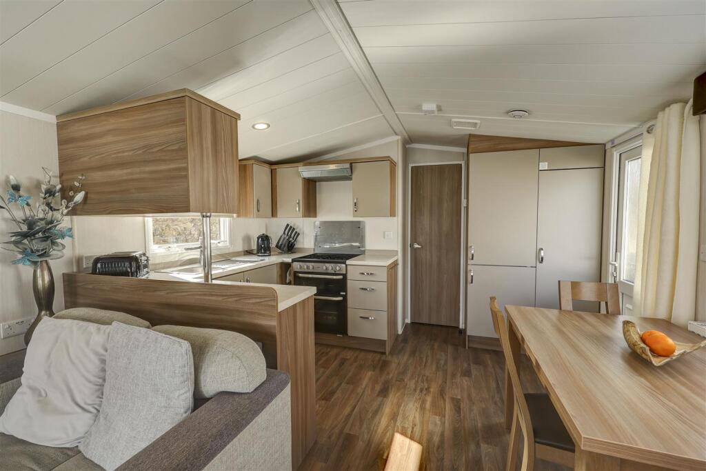 Kitchen, Dining &amp; Lounge