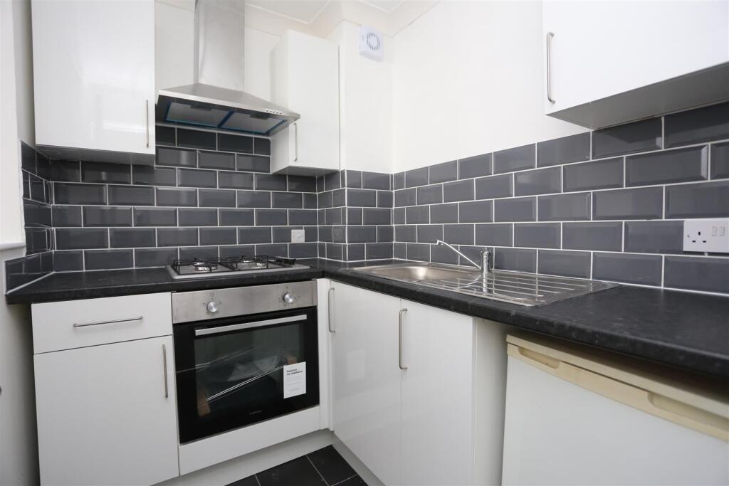 2, 29 Wareleigh Road Kitchen.JPG