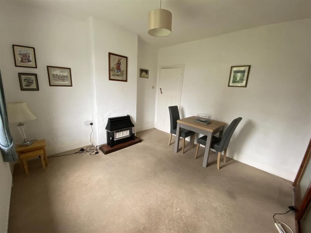 Dining room: