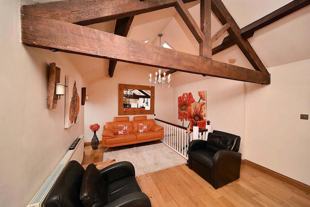 SUPERB LIVING ROOM/BREAKFAST KITCHEN