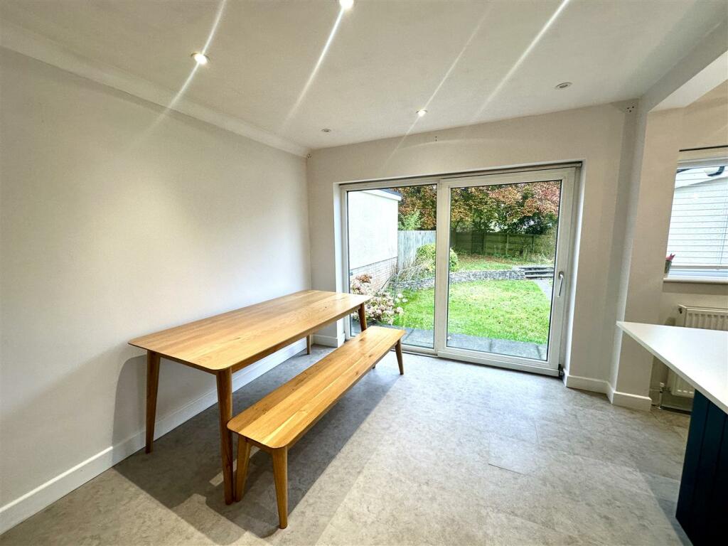 KITCHEN/FAMILY DINING ROOM