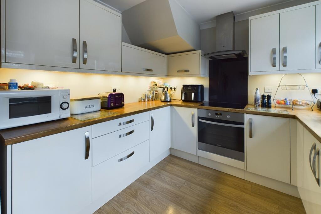 CAM02519G0-PR0196-STILL012