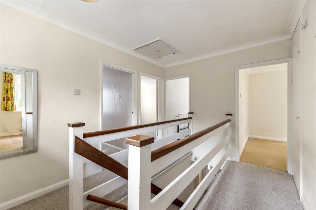 8 Orchard Gardens Cranleigh GU6 7LG-30.JPG