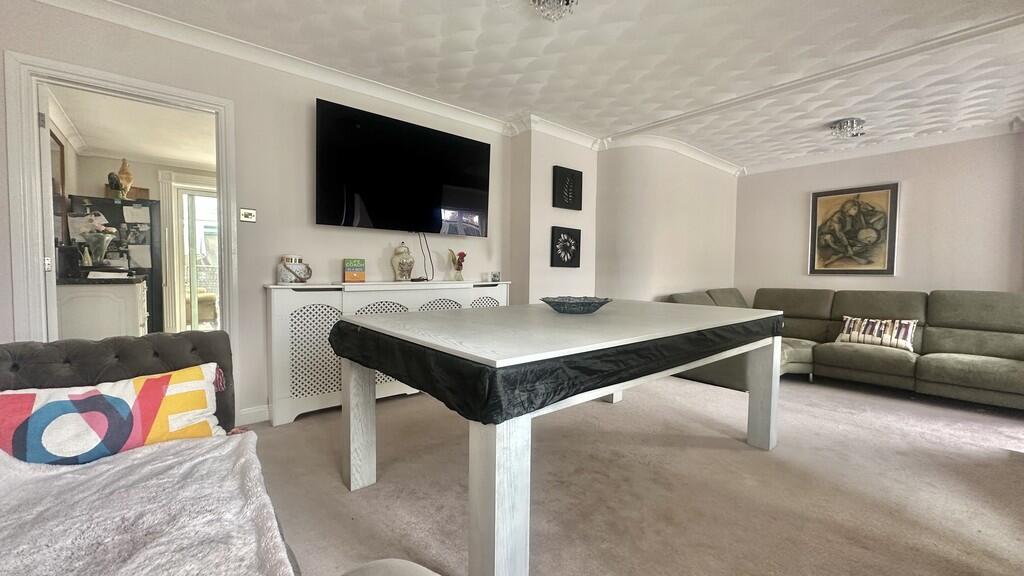 6E1FD045-4004-417...