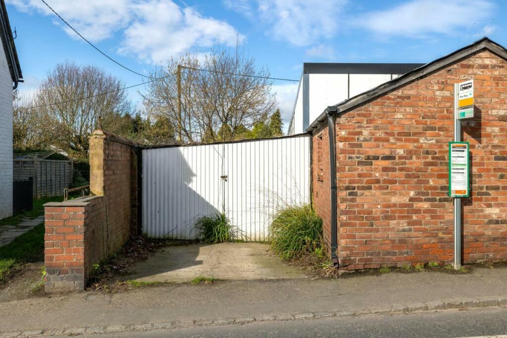 GARAGE &amp; PARKING