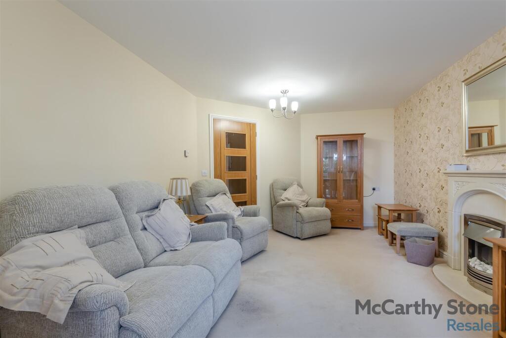 8662434-interior10.jpg