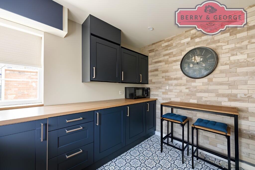 KITCHEN / BREAKFAST