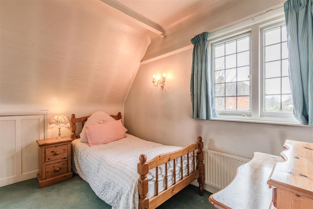 West Cottage, 50 Parvis Road, Byfleet, KT14 7EH - 