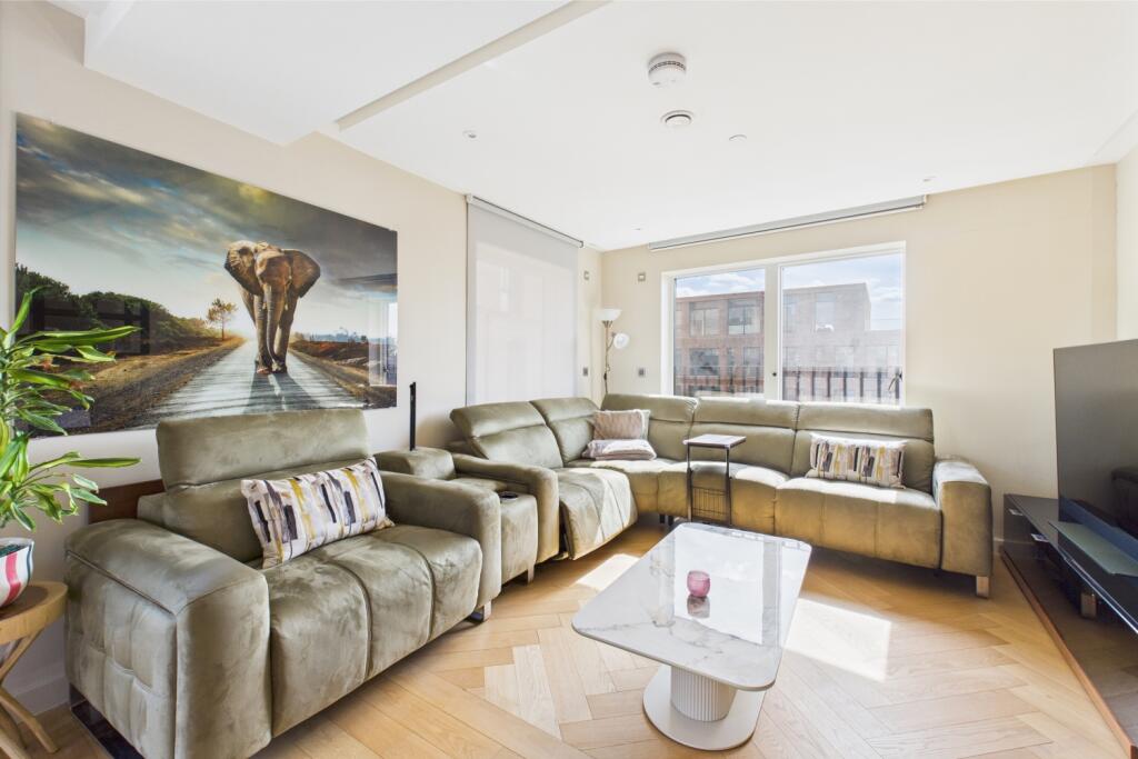 CAM03162G0-PR0257-STILL002