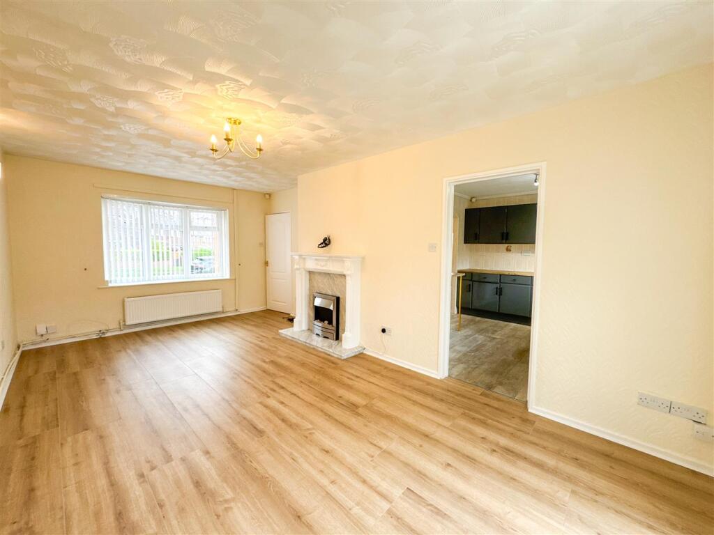 LOUNGE / DINING ROOM