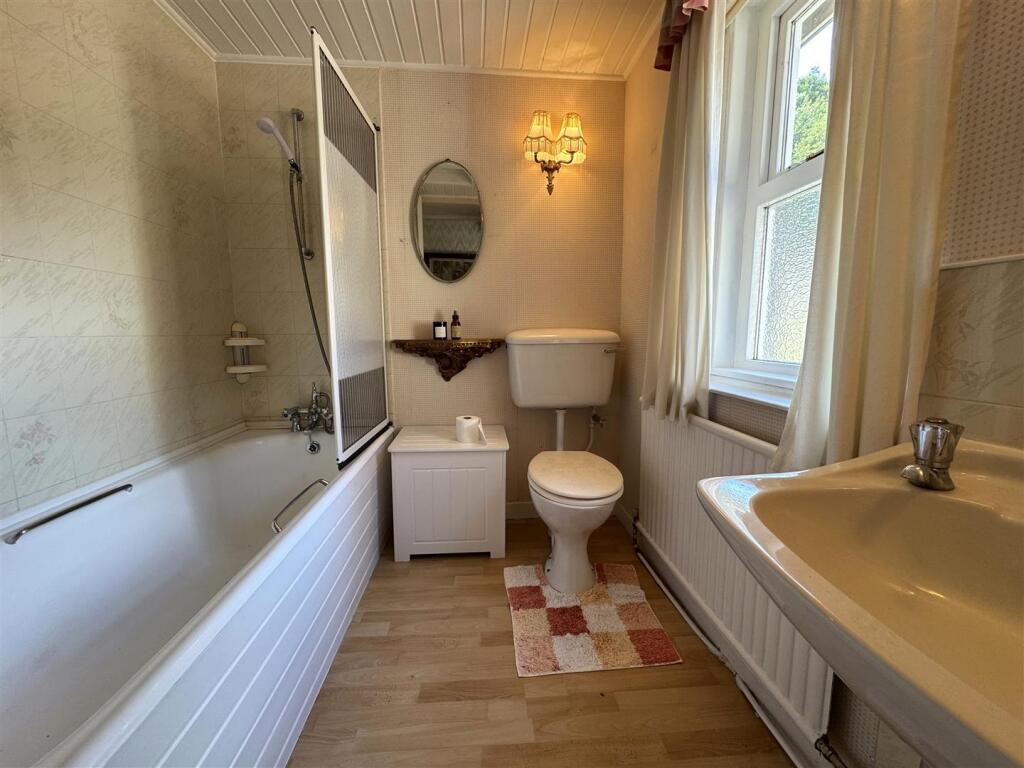 BATHROOM .JPG