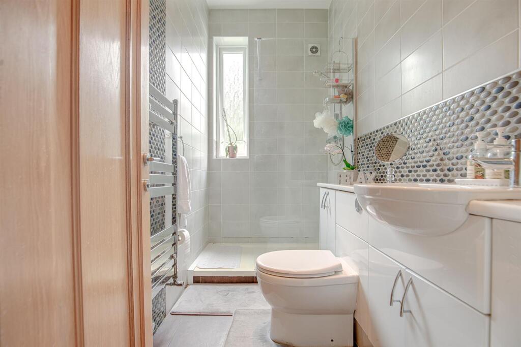 EN-SUITE SHOWER ROOM