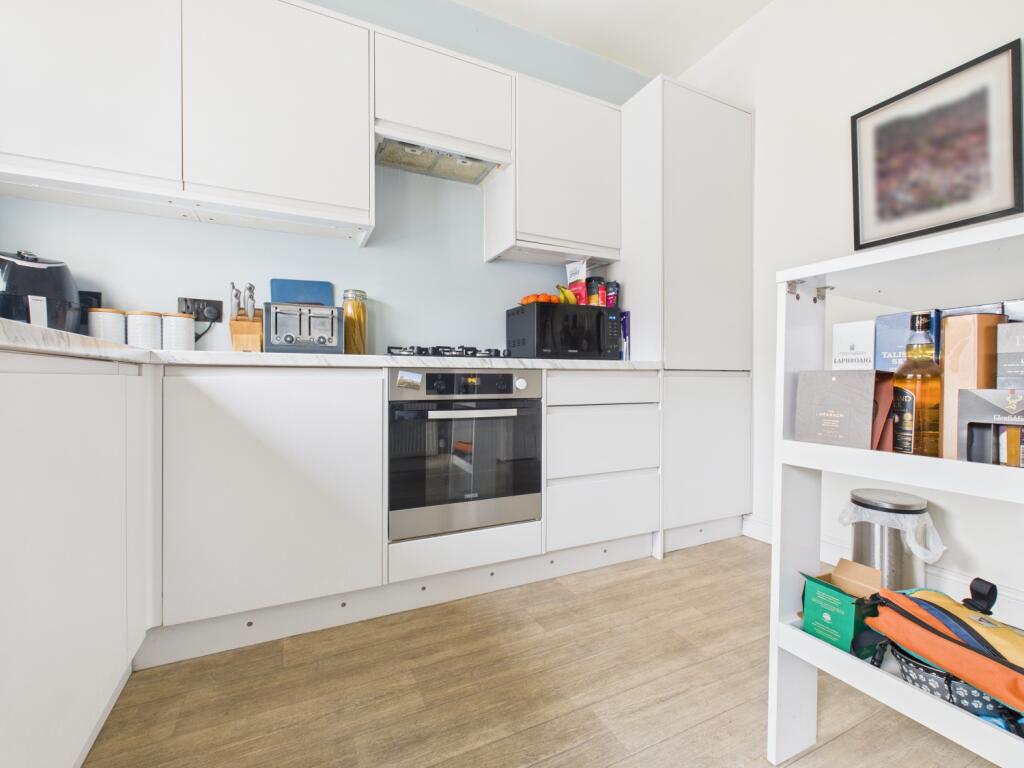 CAM03729G0-PR0196-STILL008