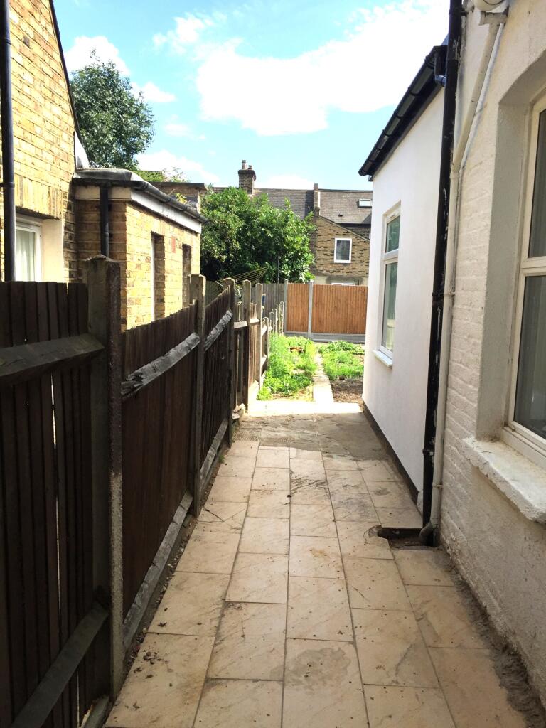 X 5 Lower rear passageway