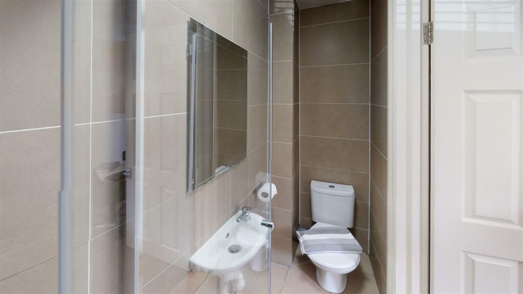 8-Montgomerie-Rd-Portsmouth-Bathroom (8).jpg