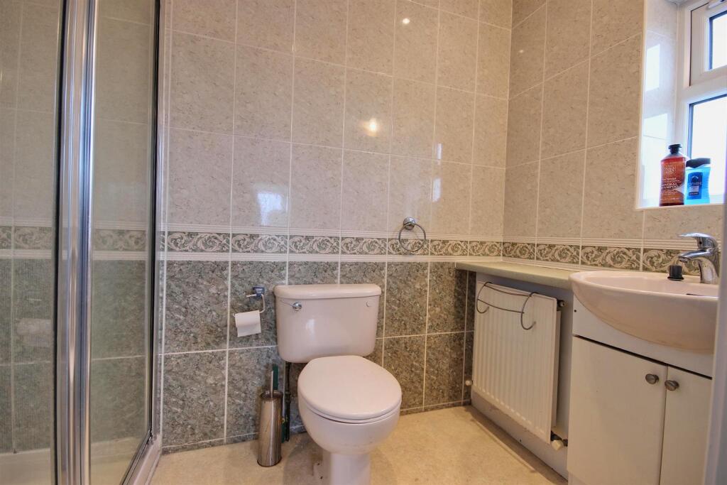EN-SUITE SHOWER ROOM