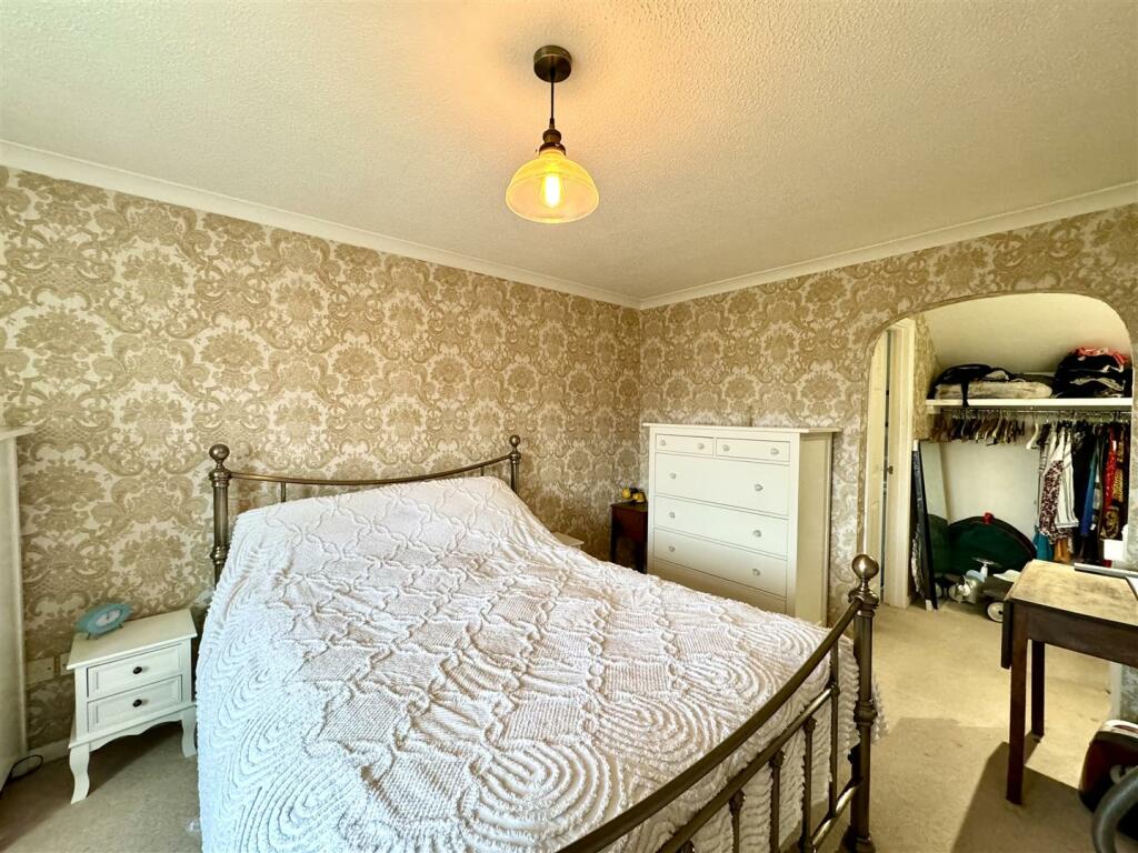 MAIN BEDROOM