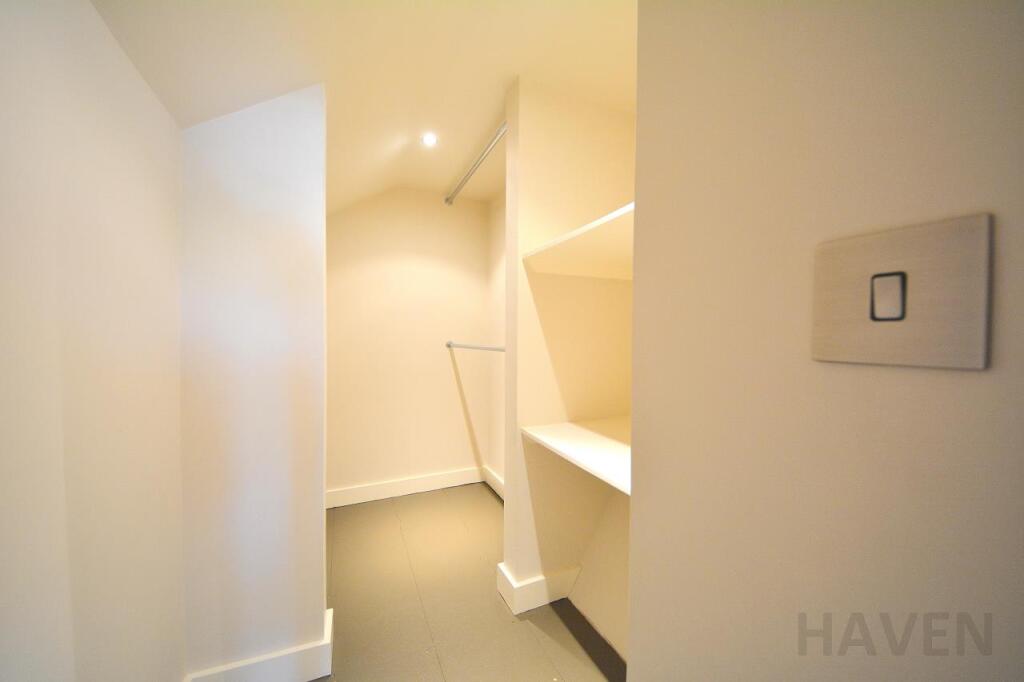 Walk in Wardrobe.JPG