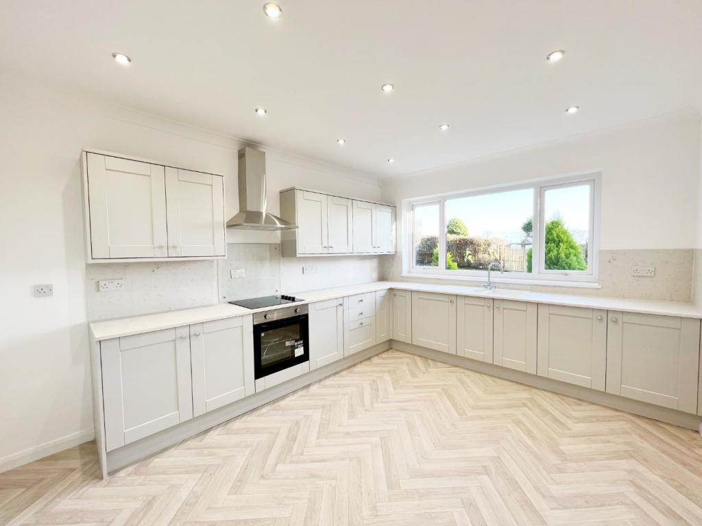 Kitchen pic 2.jpg