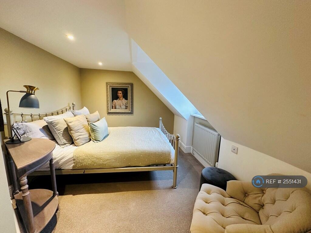 London Cottage Bed 2