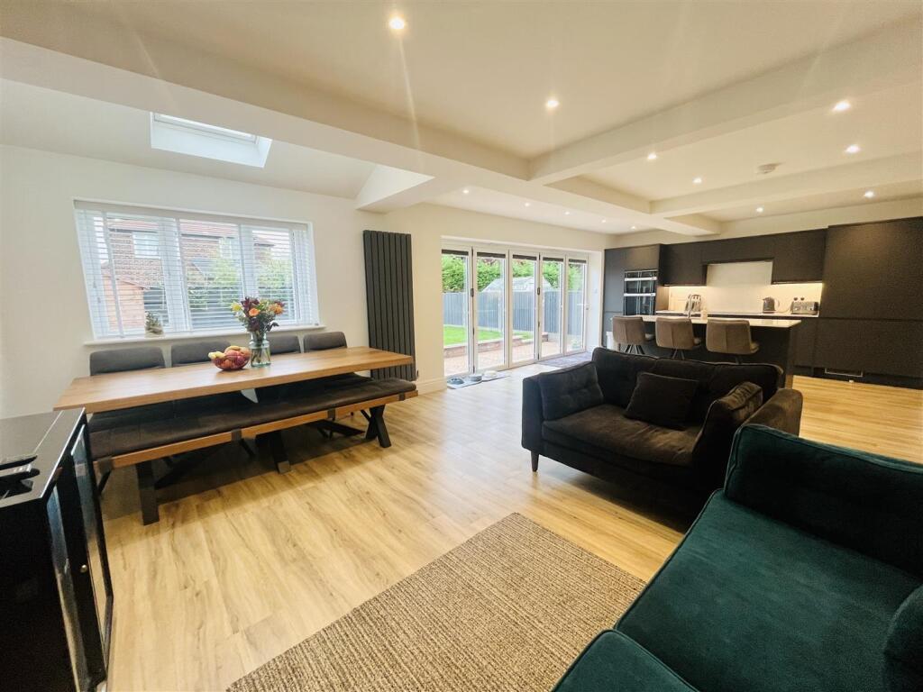 Live in Dining Kitchen