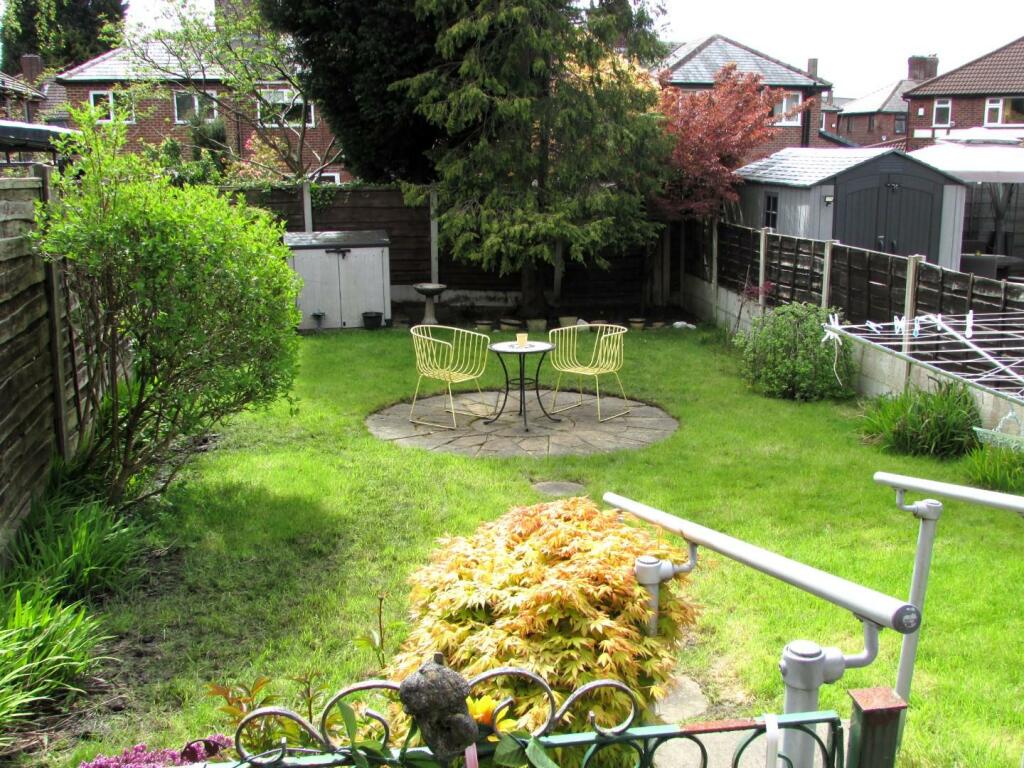 WrigleyCres8gdn2.JPG
