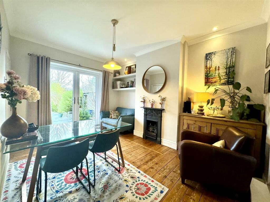 DINING/SITTING ROOM