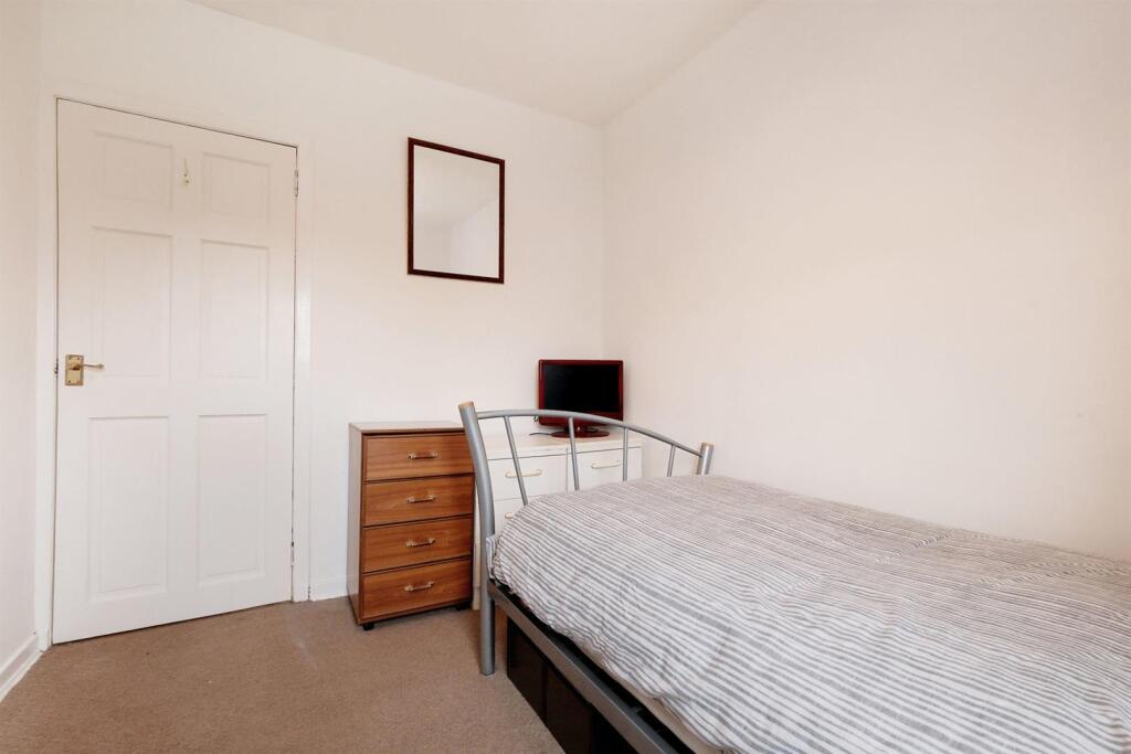 10 - Bedroom 2.1.jpg