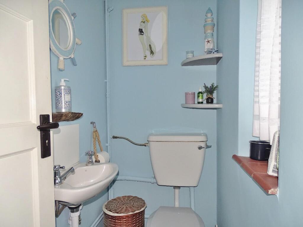 GROUND FLOOR CLOAKROOM