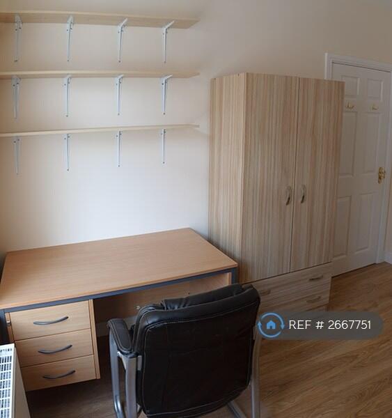 Bedroom 1 Photo 2
