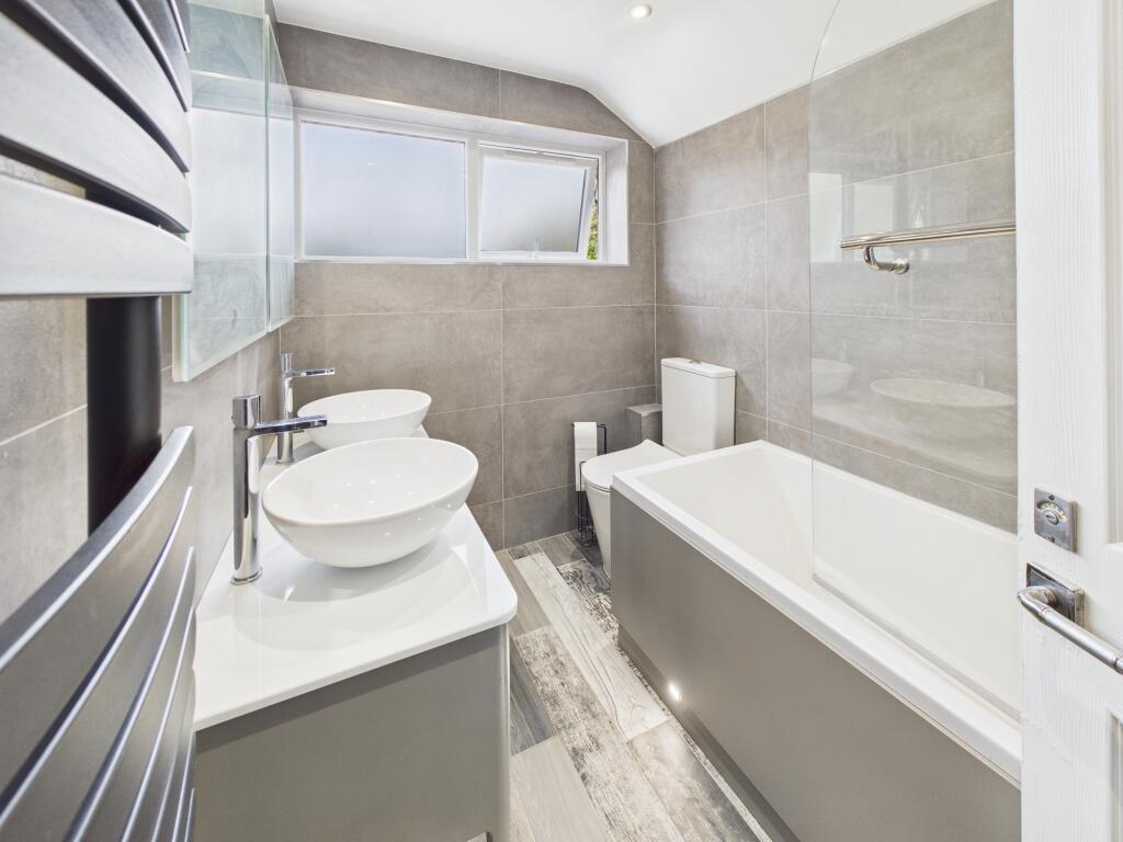 CAM04825G0-PR0180-STILL011