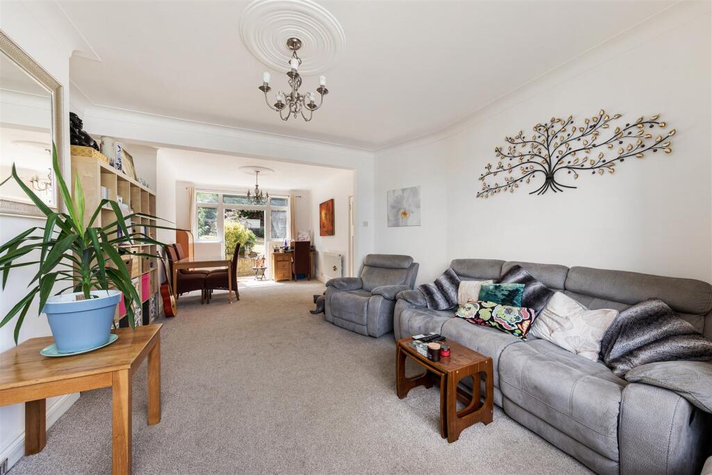 Larkshall Crescent E4