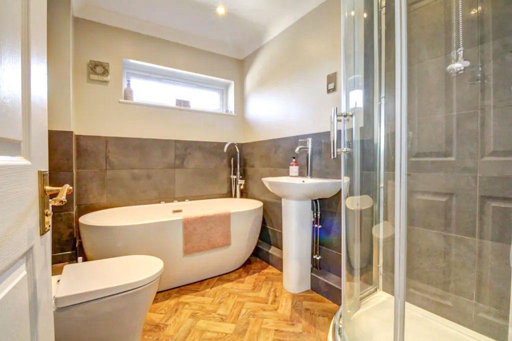 df03e4f939da809209d905b6e625a21989d00696 BATHROOM.