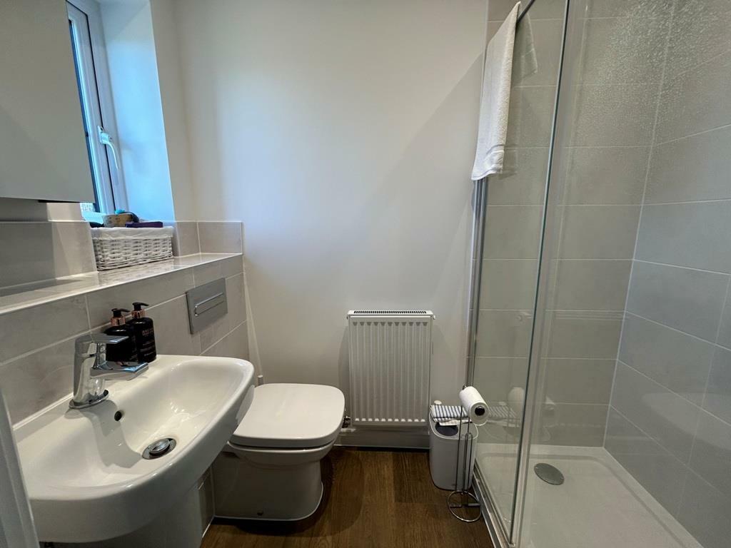 EN-SUITE SHOWER ROOM