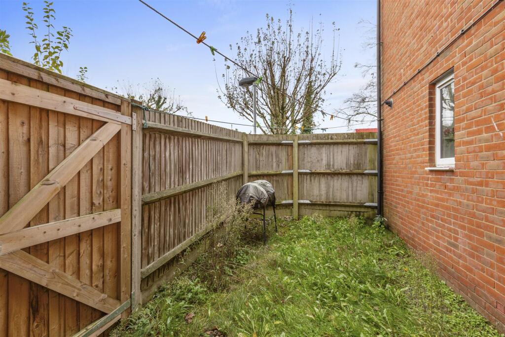 1 Terriers End, HP13 7DB-4.jpg
