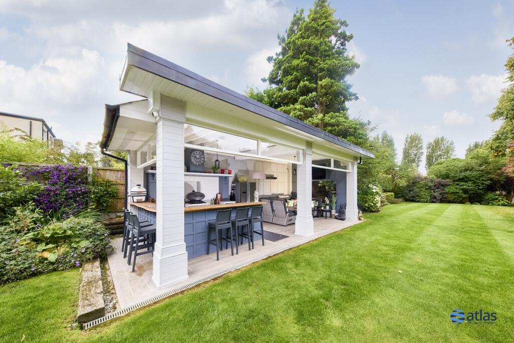 Summer House/Patio/Dining Area