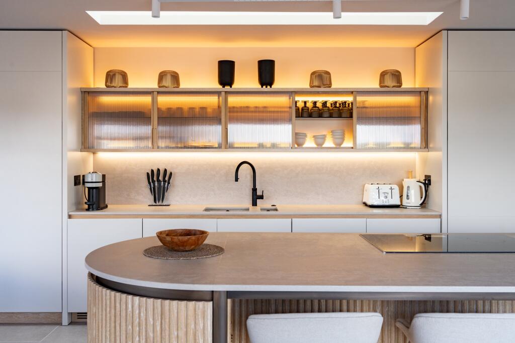 The Penthouse, Brist