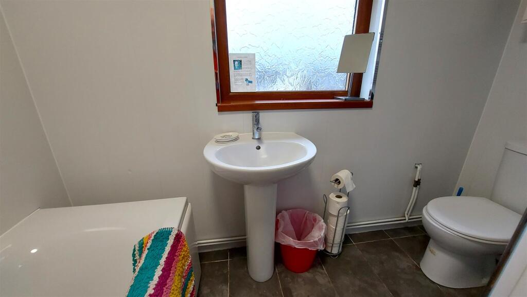 Bathroom B.jpg