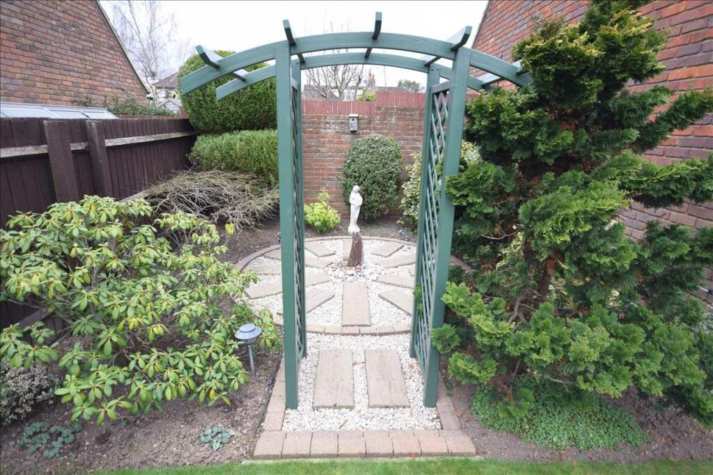 SIDE GARDEN